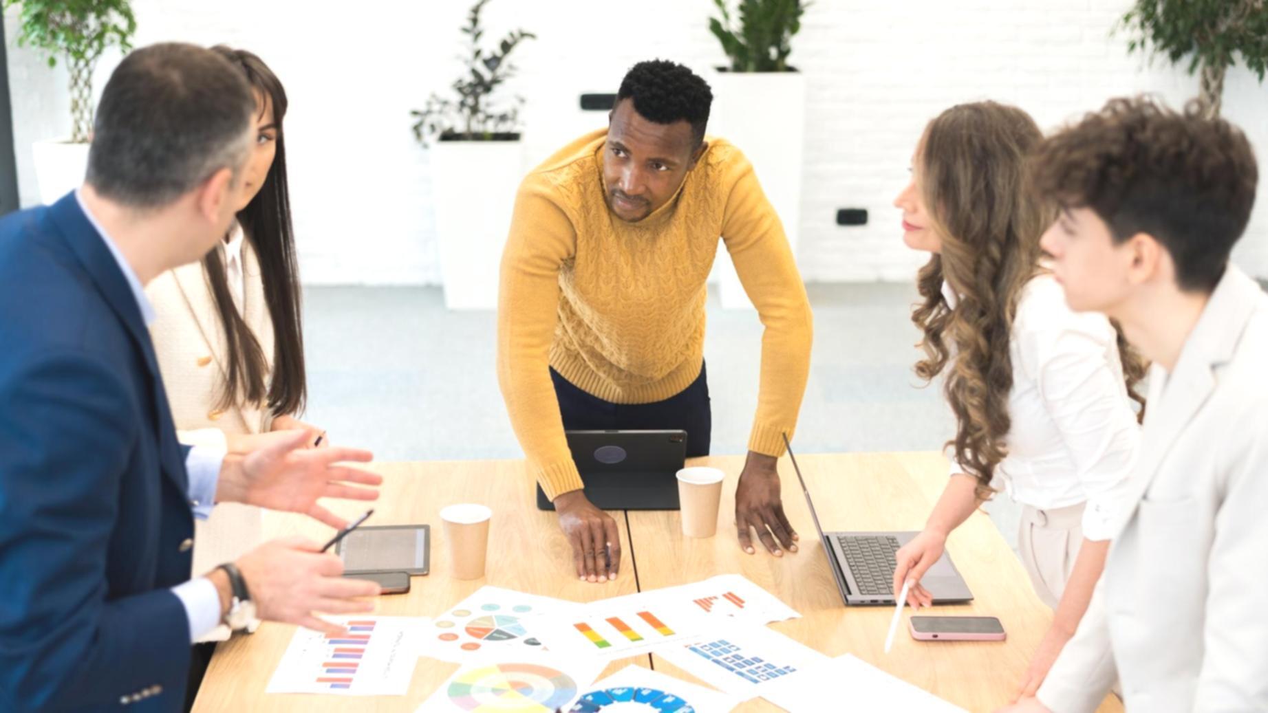 Finanzanalyst arbeitet mit komplexen Datenmodellen und Geschäftsberichten